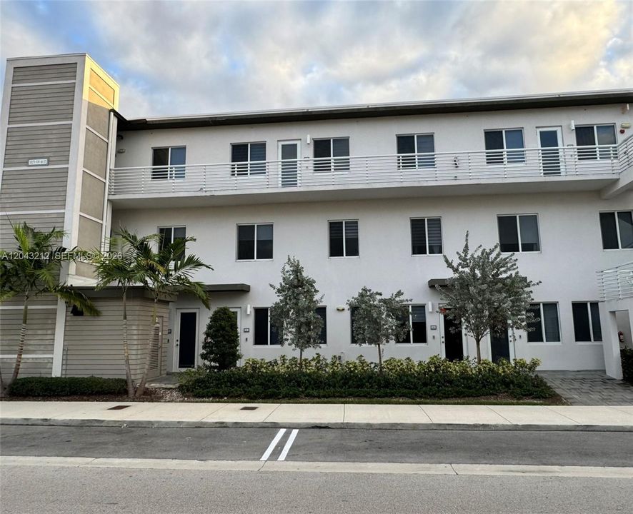 For Rent: $3,200 (3 beds, 2 baths, 1315 Square Feet)