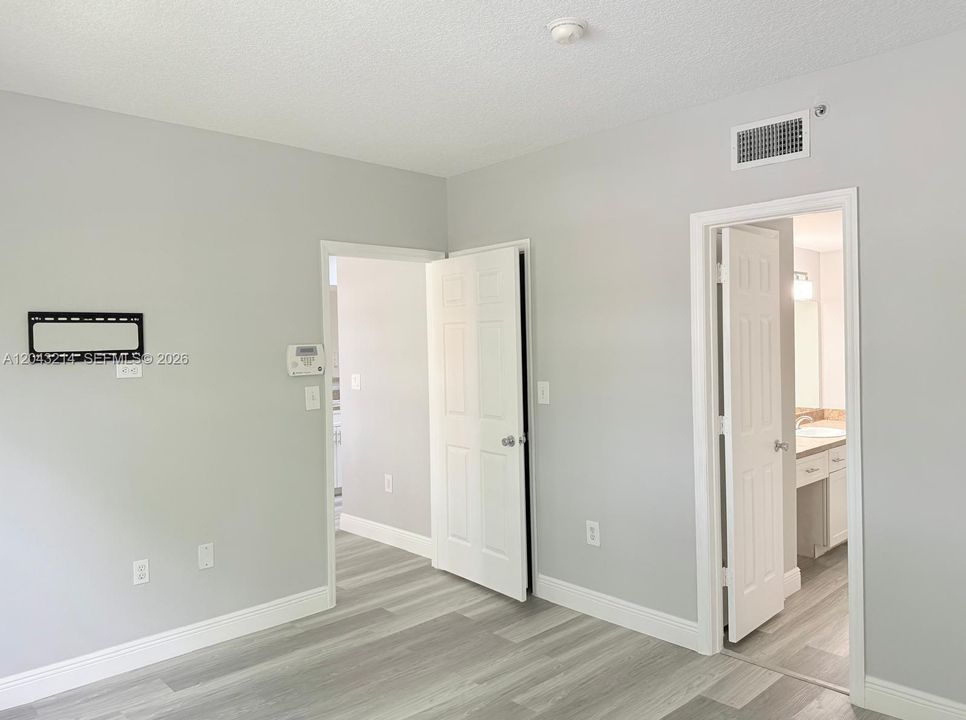 For Rent: $2,700 (2 beds, 2 baths, 1130 Square Feet)