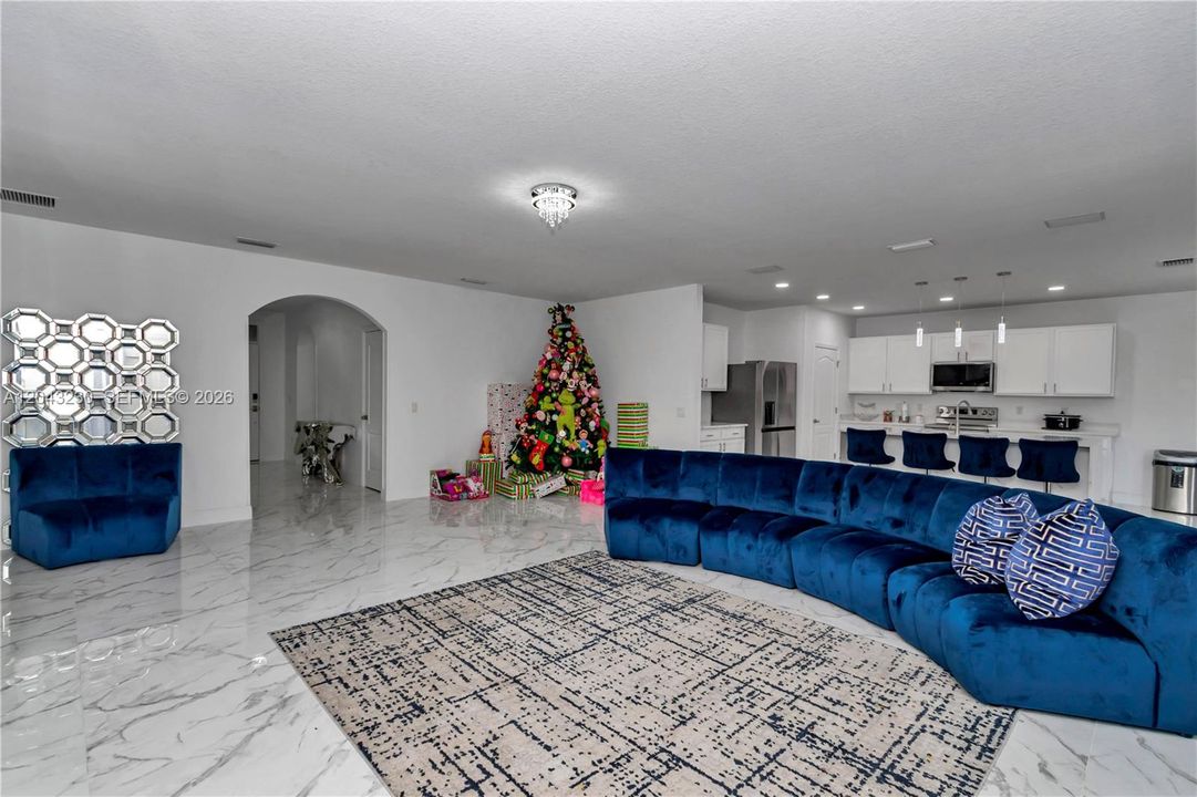 Под контрактом: $375,000 (4 спален, 2 ванн, 0 Квадратных фут)