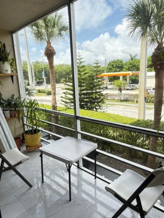 For Rent: $2,300 (1 beds, 2 baths, 1058 Square Feet)