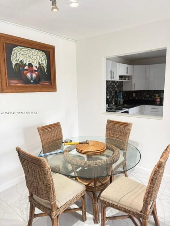 For Rent: $2,300 (1 beds, 2 baths, 1058 Square Feet)