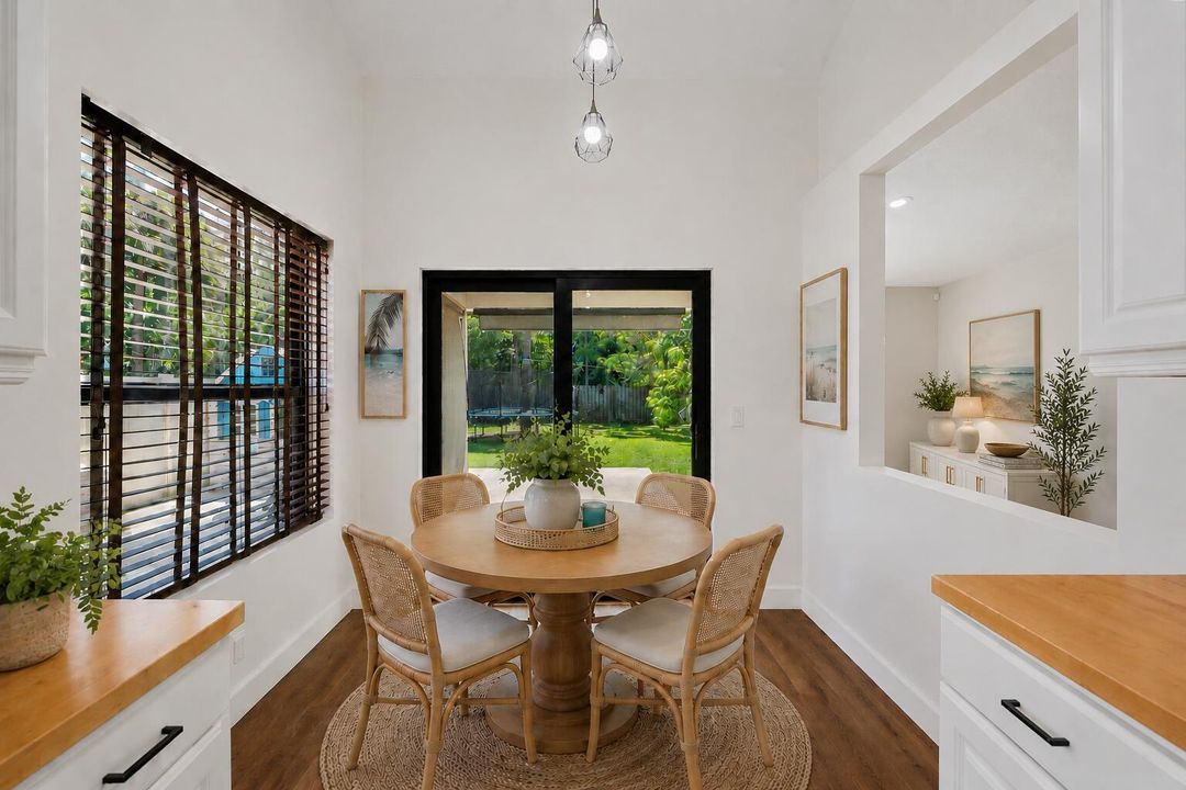 VS Breakfast Nook