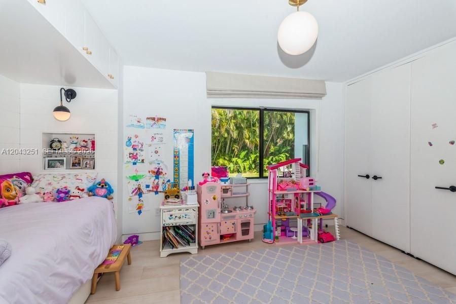 В аренду: $20,000 (5 спален, 4 ванн, 3757 Квадратных фут)