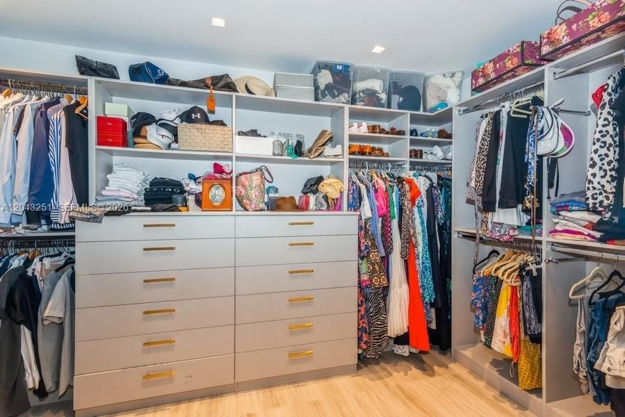 В аренду: $20,000 (5 спален, 4 ванн, 3757 Квадратных фут)