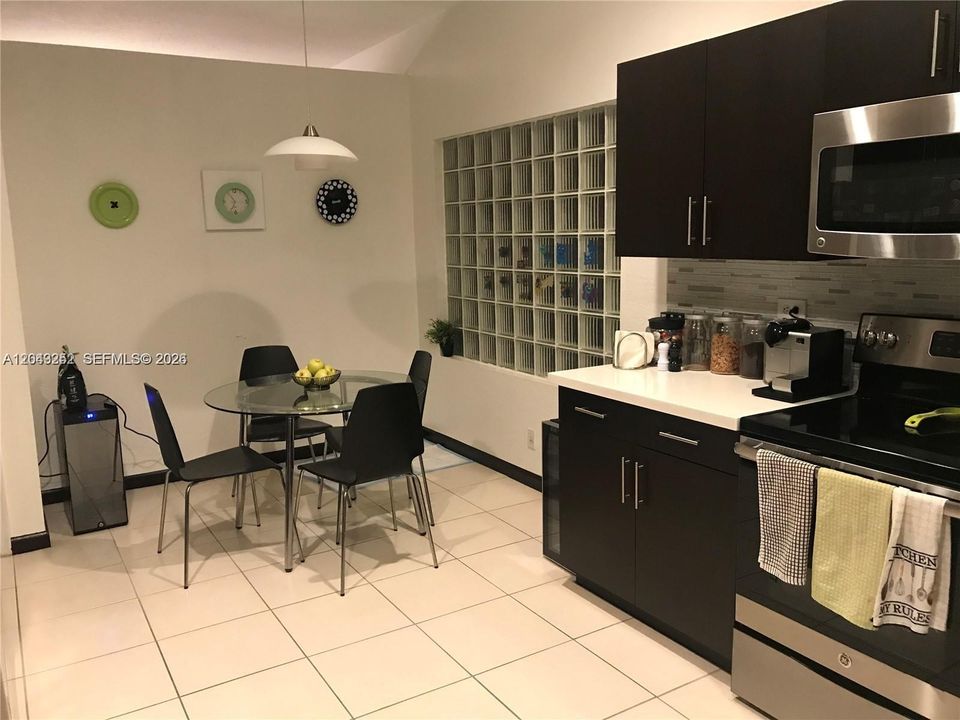 В аренду: $4,000 (4 спален, 2 ванн, 2106 Квадратных фут)
