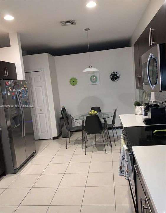 В аренду: $4,000 (4 спален, 2 ванн, 2106 Квадратных фут)