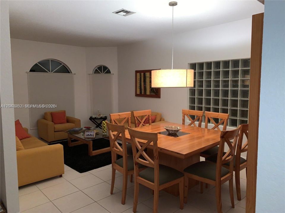 В аренду: $4,000 (4 спален, 2 ванн, 2106 Квадратных фут)