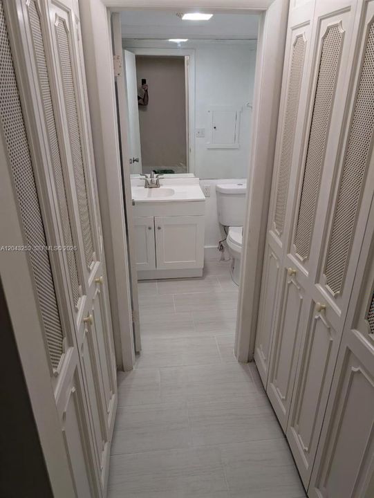 For Rent: $1,300 (0 beds, 1 baths, 420 Square Feet)