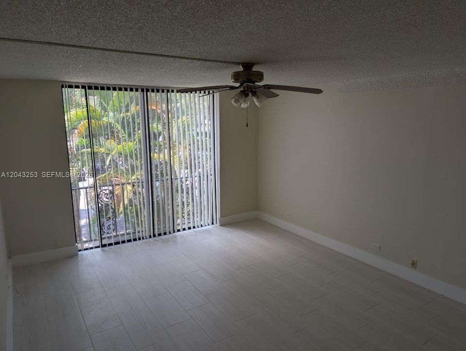 For Rent: $1,300 (0 beds, 1 baths, 420 Square Feet)