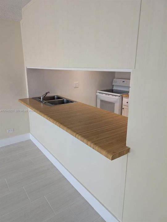 For Rent: $1,300 (0 beds, 1 baths, 420 Square Feet)