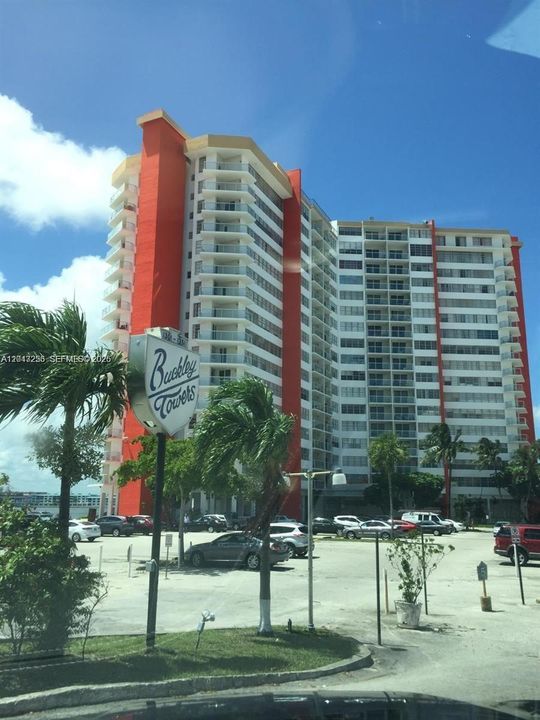 For Sale: $164,500 (1 beds, 1 baths, 801 Square Feet)