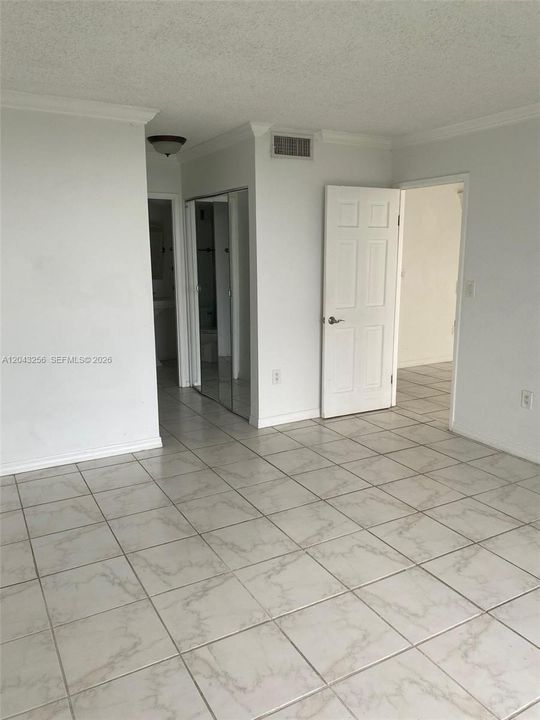 For Sale: $164,500 (1 beds, 1 baths, 801 Square Feet)