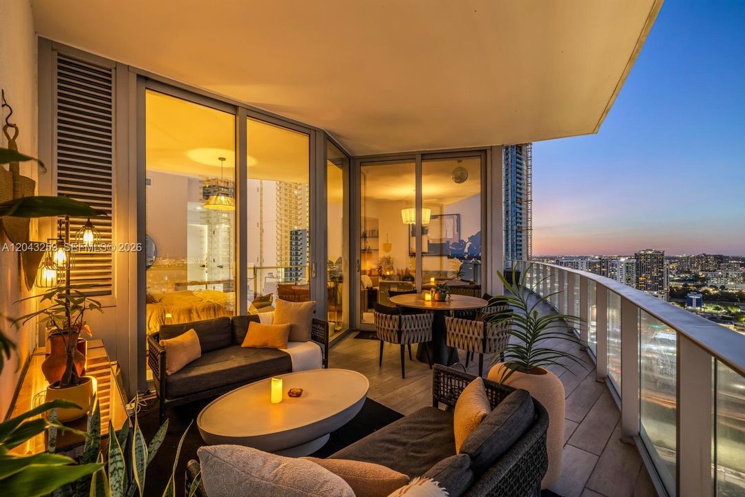 En Venta: $1,095,000 (2 camas, 3 baños, 1560 Pies cuadrados)