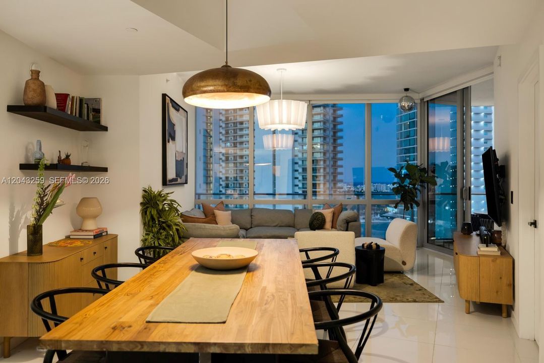 En Venta: $1,095,000 (2 camas, 3 baños, 1560 Pies cuadrados)