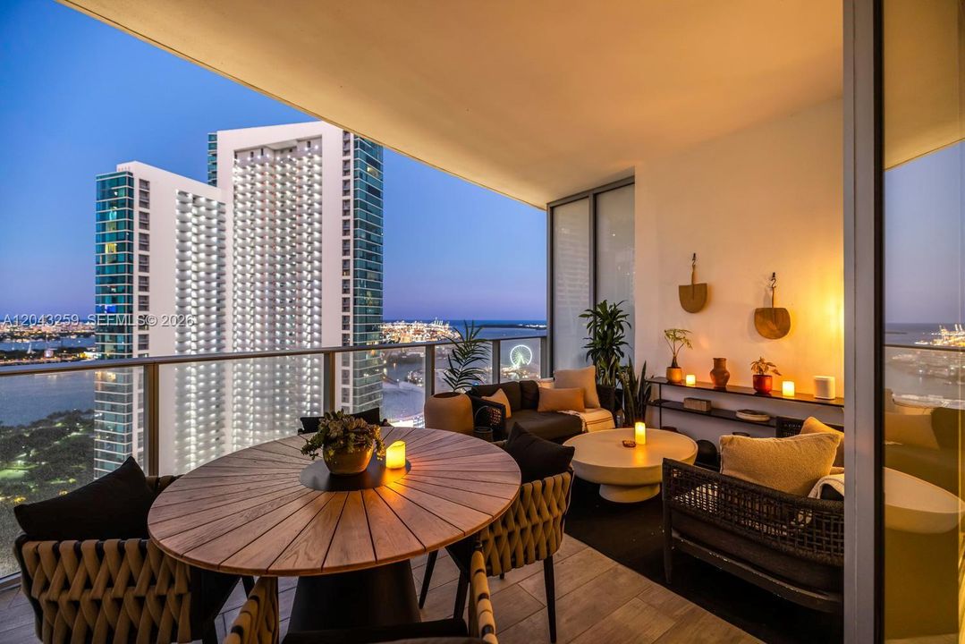 En Venta: $1,095,000 (2 camas, 3 baños, 1560 Pies cuadrados)