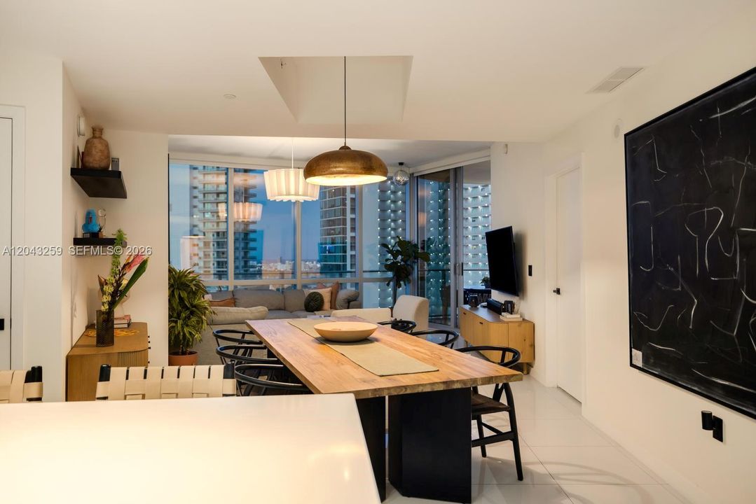 En Venta: $1,095,000 (2 camas, 3 baños, 1560 Pies cuadrados)