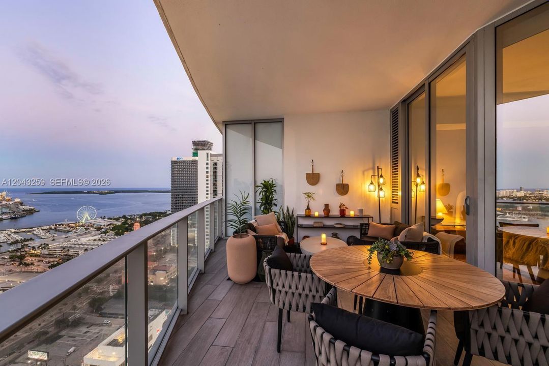En Venta: $1,095,000 (2 camas, 3 baños, 1560 Pies cuadrados)