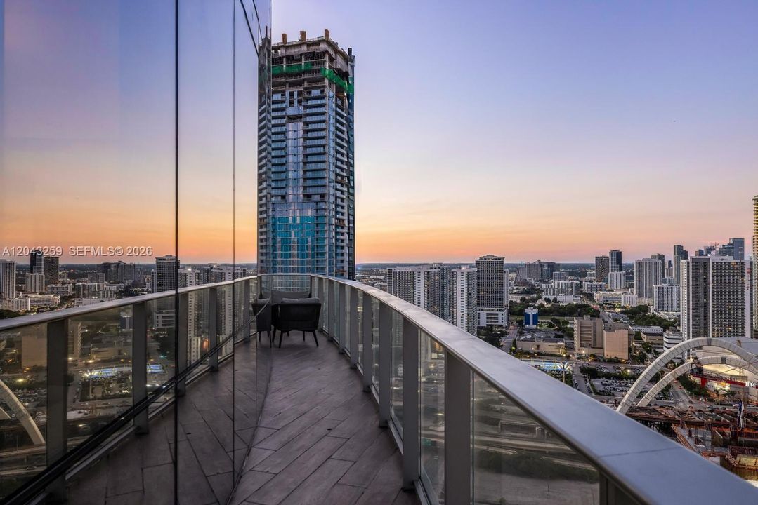 En Venta: $1,095,000 (2 camas, 3 baños, 1560 Pies cuadrados)