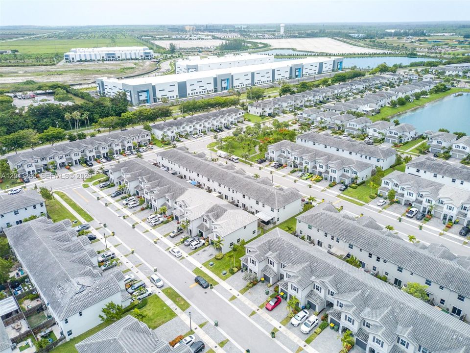 На продажу: $375,000 (3 спален, 2 ванн, 1695 Квадратных фут)