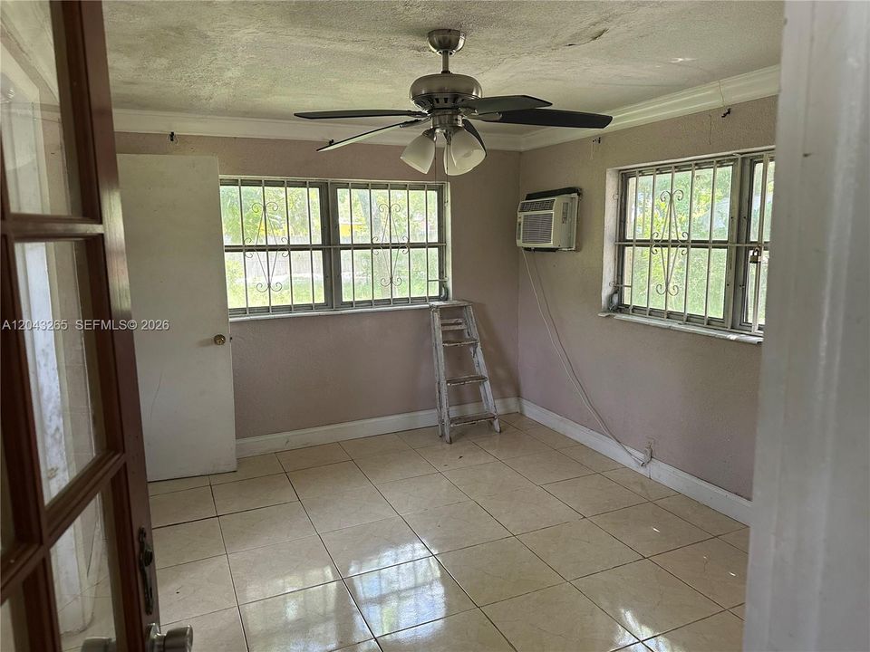 For Sale: $399,000 (3 beds, 2 baths, 1016 Square Feet)