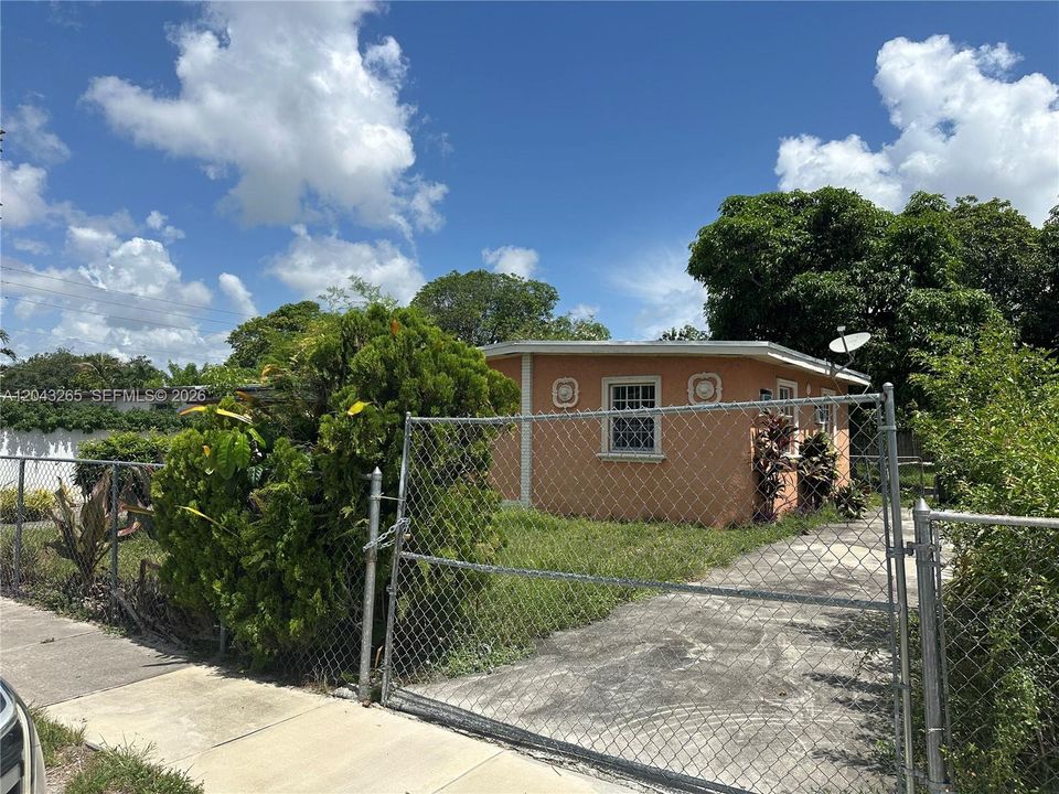 For Sale: $399,000 (3 beds, 2 baths, 1016 Square Feet)