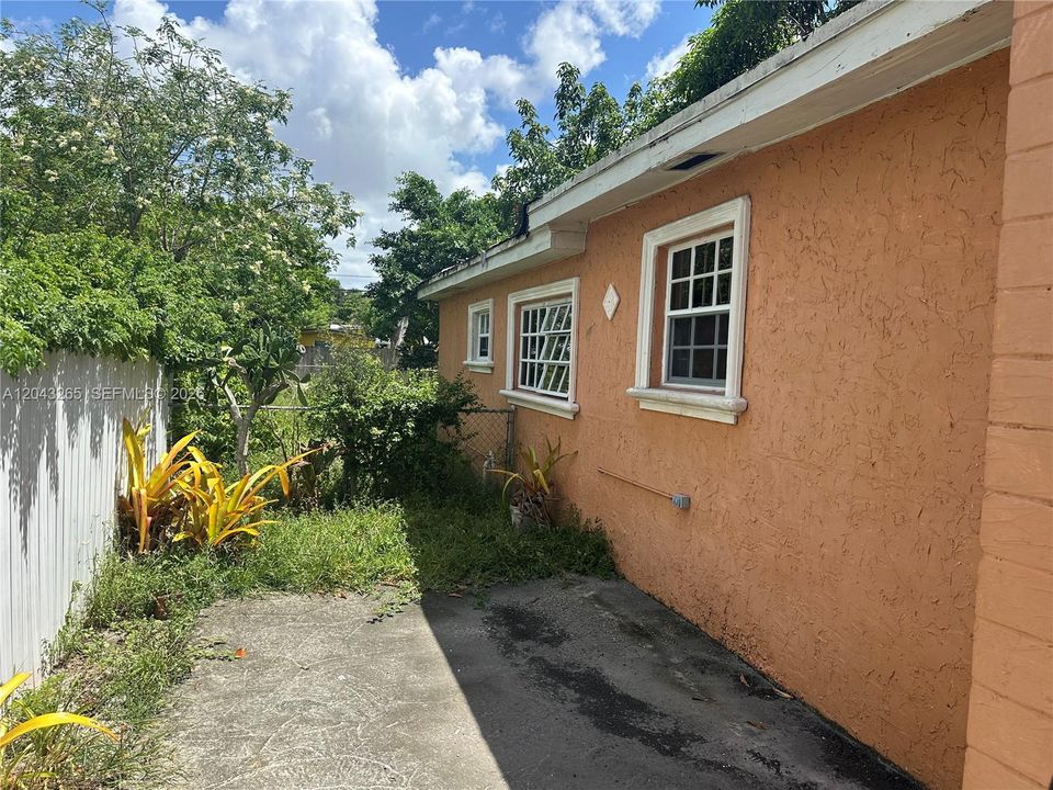 For Sale: $399,000 (3 beds, 2 baths, 1016 Square Feet)