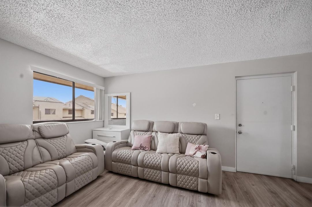 2710_W_60th_Pl-Living_room-0337