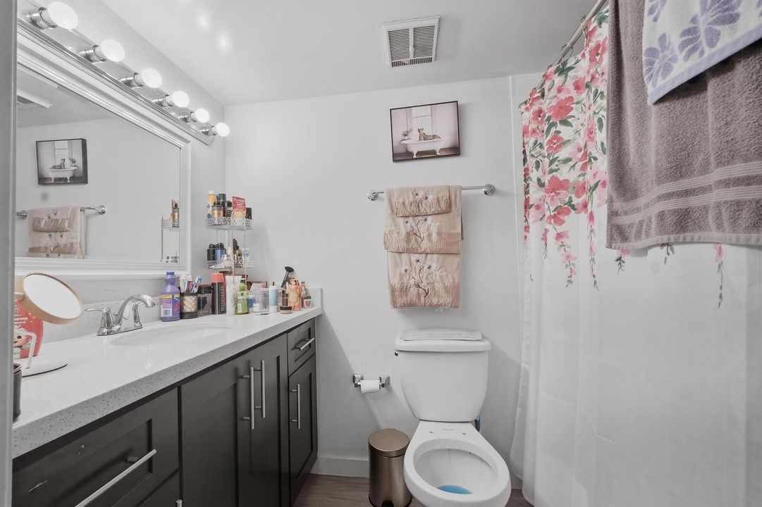 2710_W_60th_Pl-Bathroom-0364
