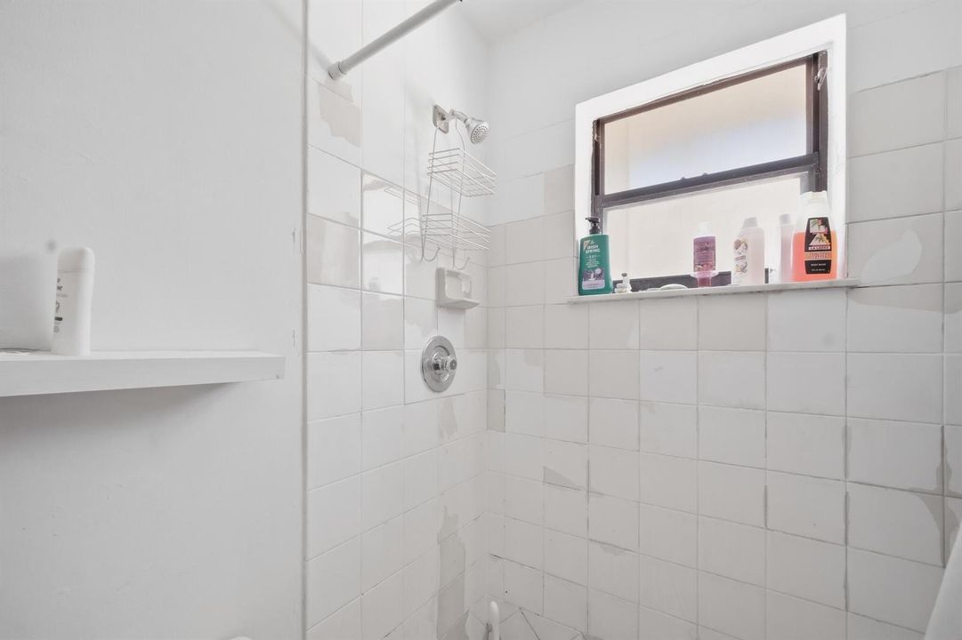 2710_W_60th_Pl-Bathroom-0410