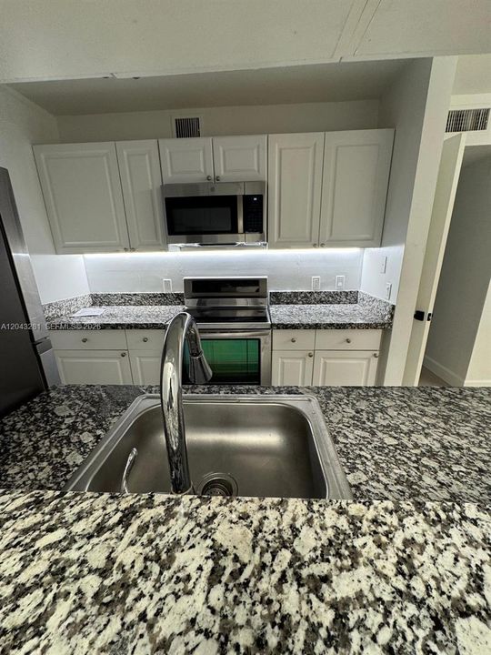 For Rent: $2,000 (2 beds, 1 baths, 800 Square Feet)