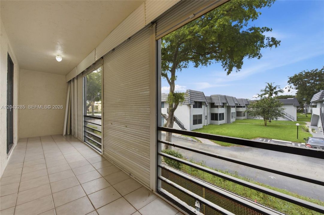 For Rent: $2,000 (2 beds, 2 baths, 958 Square Feet)