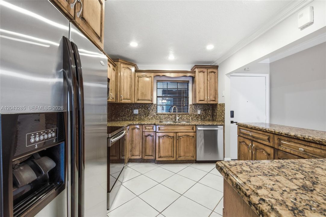 For Rent: $2,000 (2 beds, 2 baths, 958 Square Feet)