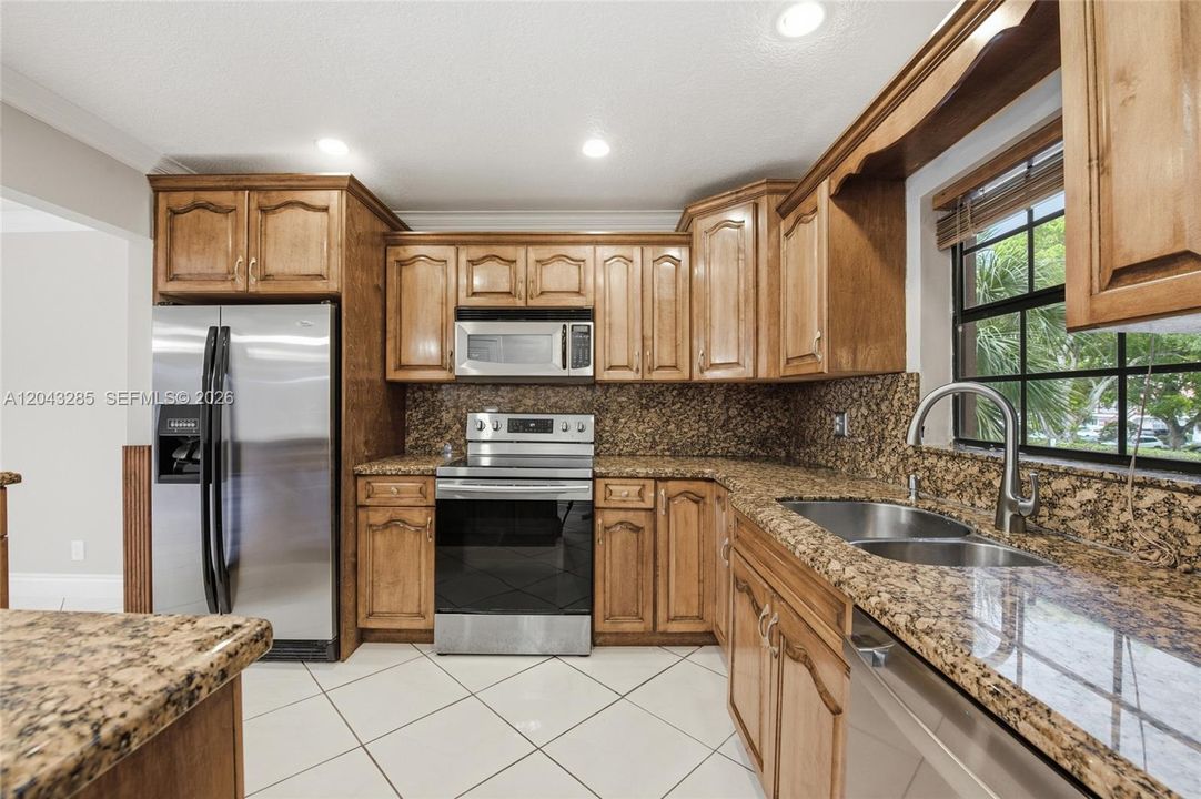 For Rent: $2,000 (2 beds, 2 baths, 958 Square Feet)