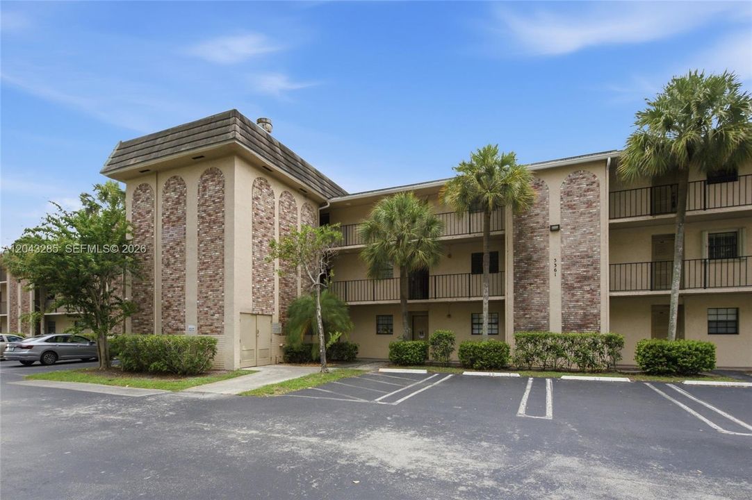 For Rent: $2,000 (2 beds, 2 baths, 958 Square Feet)