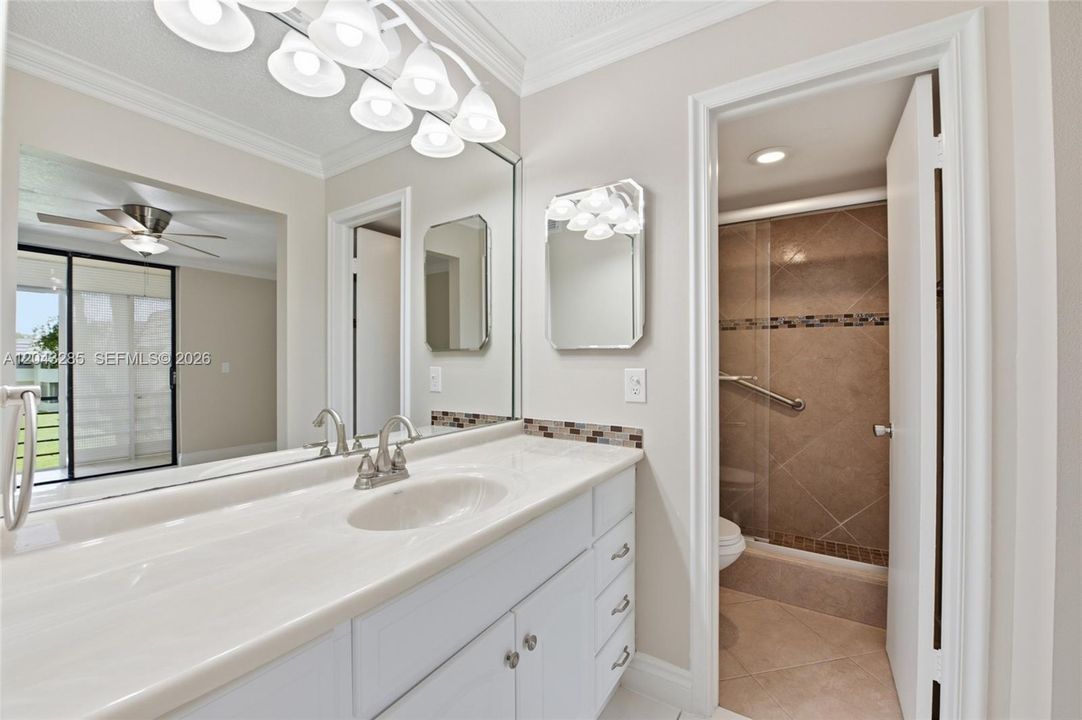 For Rent: $2,000 (2 beds, 2 baths, 958 Square Feet)