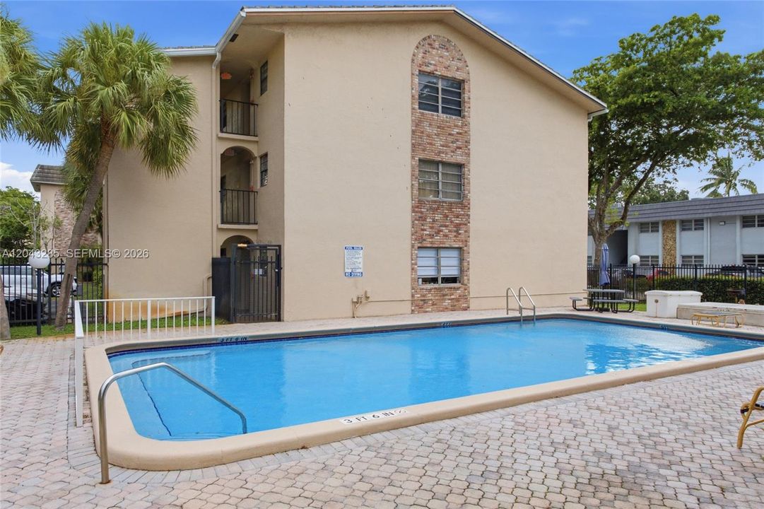For Rent: $2,000 (2 beds, 2 baths, 958 Square Feet)