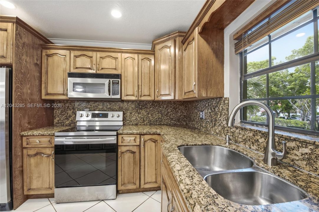 For Rent: $2,000 (2 beds, 2 baths, 958 Square Feet)