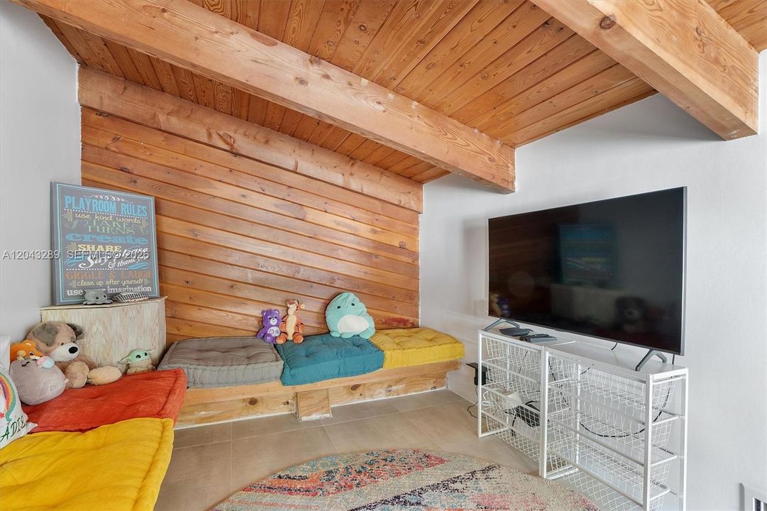For Sale: $2,490,000 (3 beds, 2 baths, 2967 Square Feet)