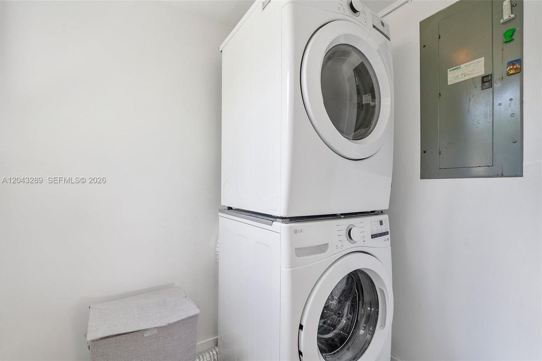 For Sale: $2,490,000 (3 beds, 2 baths, 2967 Square Feet)