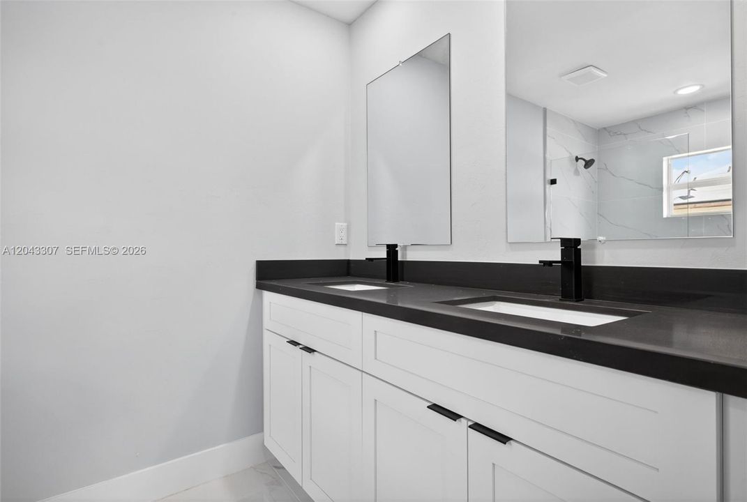 На продажу: $289,000 (4 спален, 2 ванн, 1450 Квадратных фут)