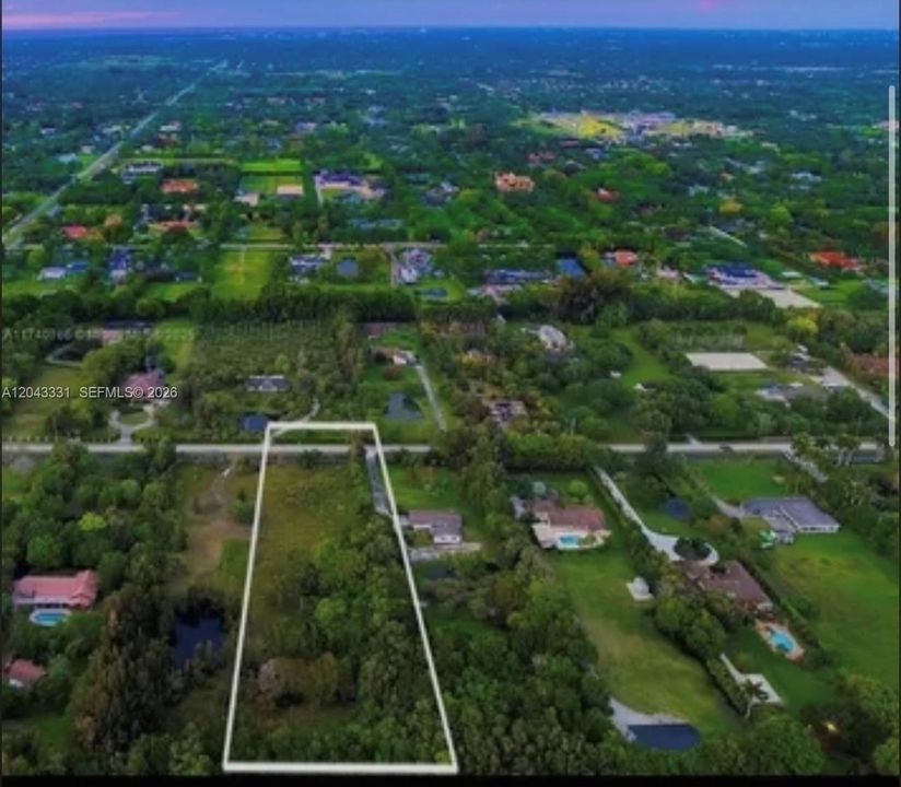 На продажу: $1,649,000 (2.24 acres)