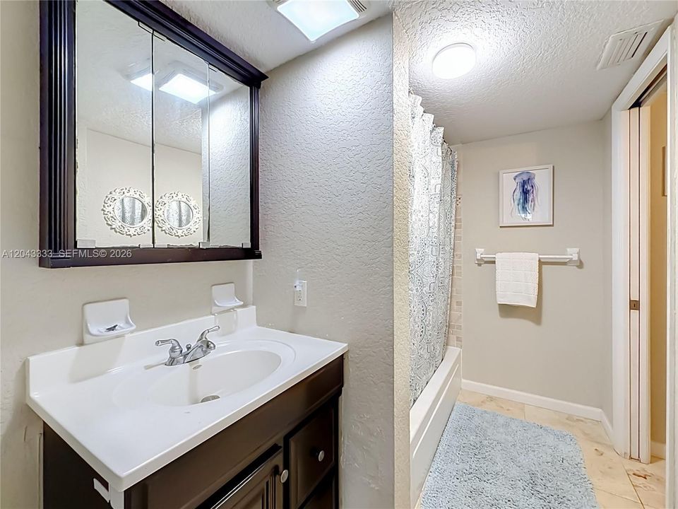 En Venta: $217,000 (2 camas, 1 baños, 900 Pies cuadrados)