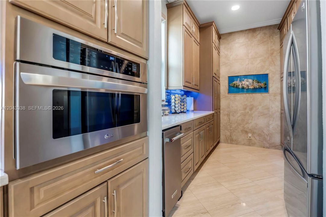 En Venta: $1,375,000 (5 camas, 4 baños, 3766 Pies cuadrados)