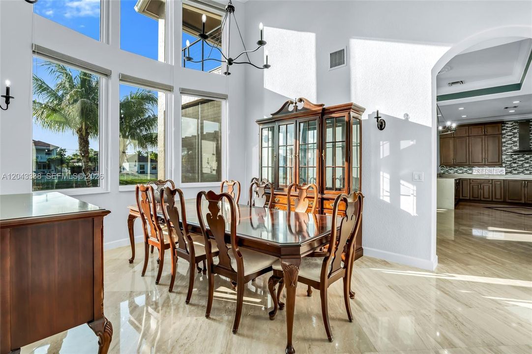 En Venta: $1,375,000 (5 camas, 4 baños, 3766 Pies cuadrados)