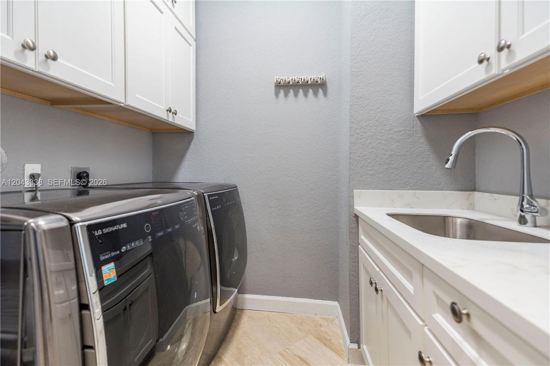En Venta: $1,375,000 (5 camas, 4 baños, 3766 Pies cuadrados)