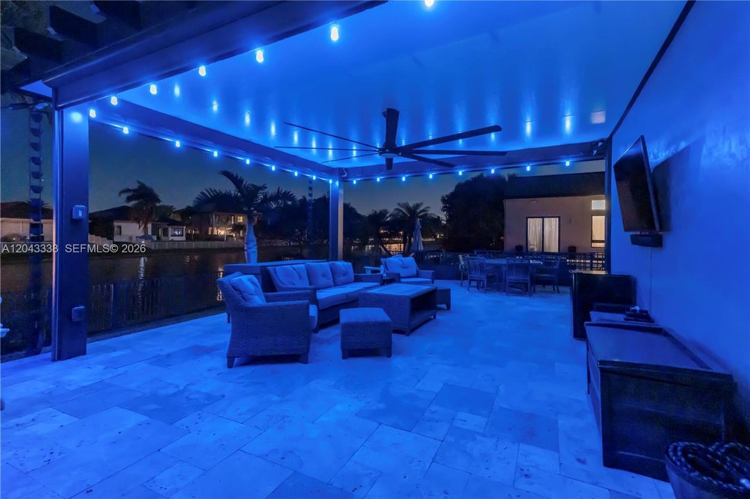 En Venta: $1,375,000 (5 camas, 4 baños, 3766 Pies cuadrados)
