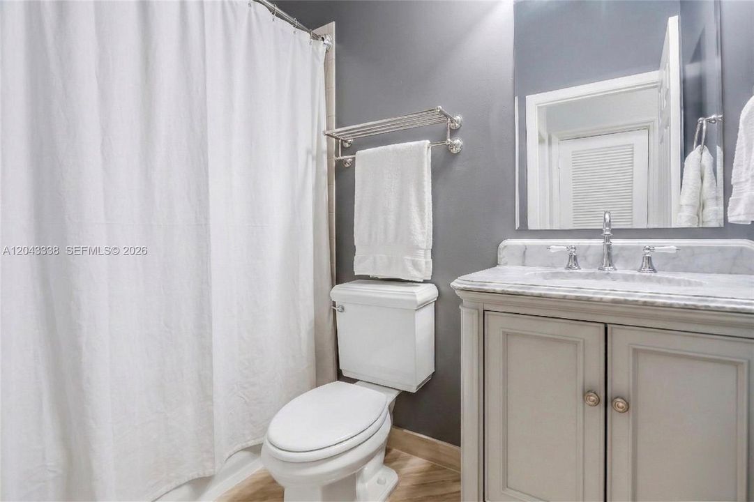 En Venta: $1,375,000 (5 camas, 4 baños, 3766 Pies cuadrados)