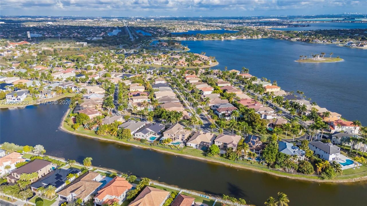 En Venta: $1,375,000 (5 camas, 4 baños, 3766 Pies cuadrados)
