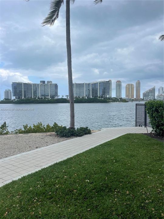 For Sale: $440,000 (2 beds, 2 baths, 1024 Square Feet)