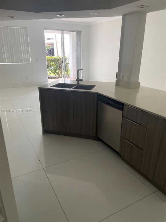 For Sale: $440,000 (2 beds, 2 baths, 1024 Square Feet)